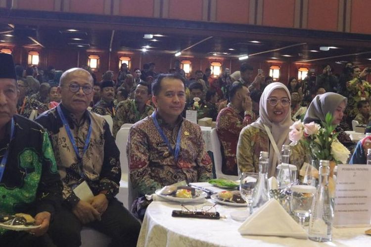 Penjabat (Pj) Gubernur Sumatera Selatan (Sumsel) Agus Fatoni dan jajaran menerima penghargaan Pembina Program Kampung Iklim (ProKlim) Terbaik Tingkat Provinsi 2023.
