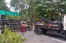 Truk Terguling di Jalan Arteri Permata Hijau, Arus Lalin Macet Parah