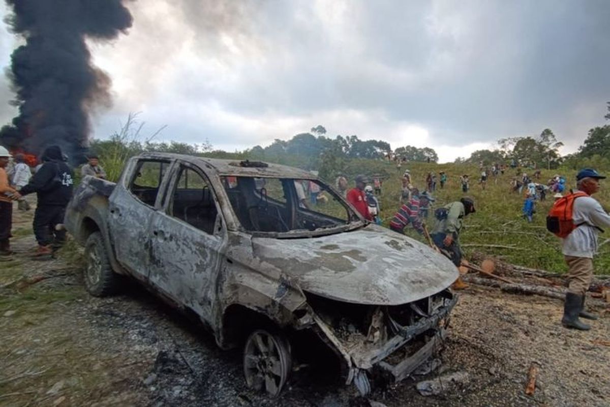 Situasi bentrokan antara warga dan petugas pengamanan PT.Toba Pulp Lestari di wilayah Buttu Pengaturan, Kecamatan Pematang Sidamanik, Kabupaten Simalungun, Sumatera Utara, Senin (22/9/2025).