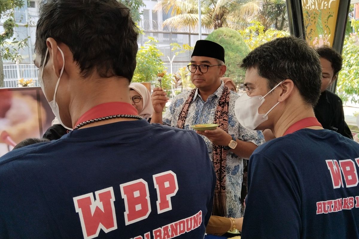 Wali Kota Bandung, Muhammad Farhan mengunjungi Rumah Tahanan (Rutan) Klas I Bandung di Jalan Kebonwaru, Kecamatan Batununggal, Kota Bandung, Selasa (6/5/2025). Dalam kunjungan tersebut, Farhan meninjau pelatihan keterampilan yang diikuti oleh puluhan warga binaan di Rutan tersebut.