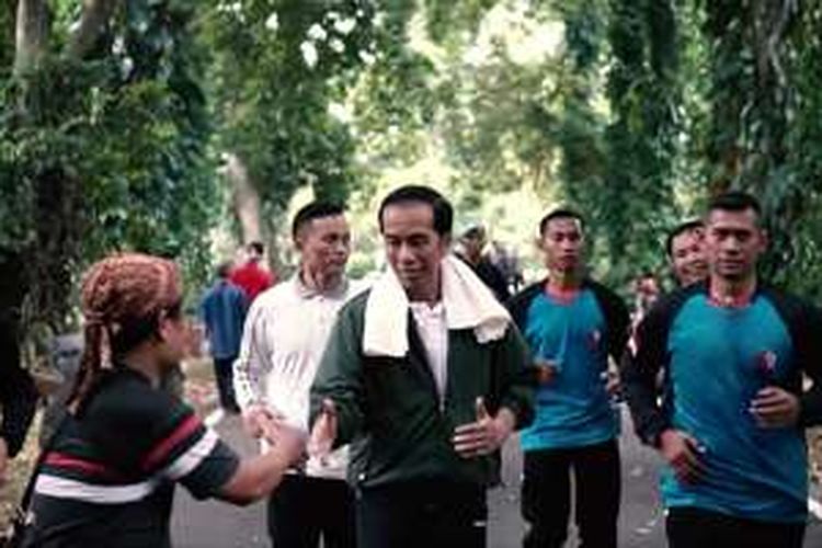 Presiden Joko Widodo menyambut warga yang ingin bersalaman saat jogging di lingkungan sekitar Istana Bogor, Minggu (1/1/2016), dalam vlog yang direkam oleh Kaesang Pangarep. 