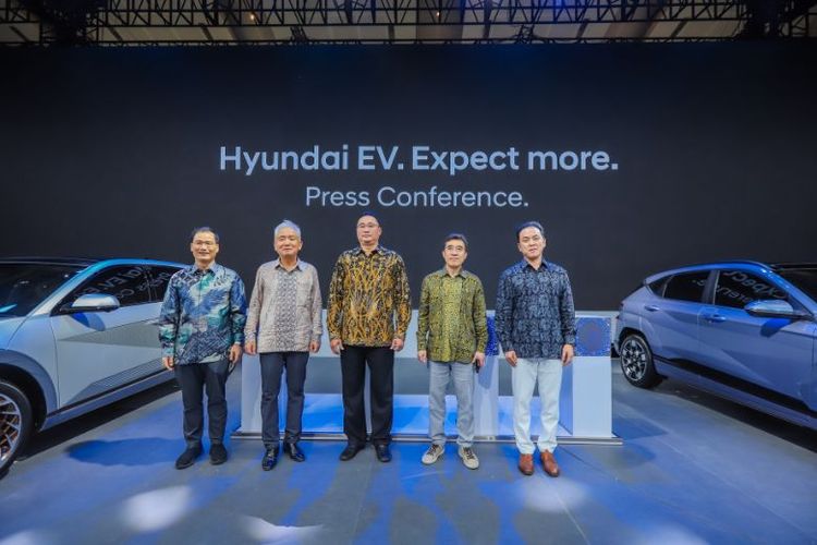 Pameran otomotif IIMS 2024 digelar di Jakarta International Expo (JIExpo) Kemayoran, Jakarta Pusat (Jakpus), mulai Jumat (15/2/2024) hingga Minggu (25/2/2024). Pada gelaran IIMS tahun ini, HMID mengusung tema "Hyundai EV. Expect more".