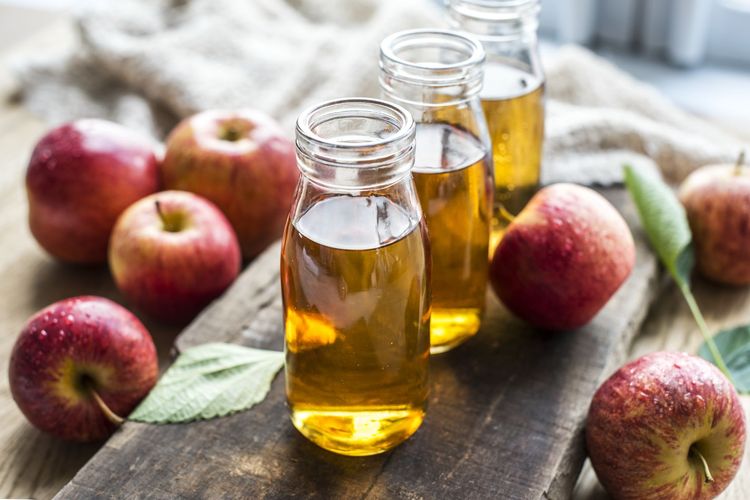 Ilustrasi cuka sari apel. Sudah bertahun-tahun, cuka sari apel disebut sebagai alat penurun berat badan yang memberikan hasil cepat. Benarkah demikian? Simak artikel ini.