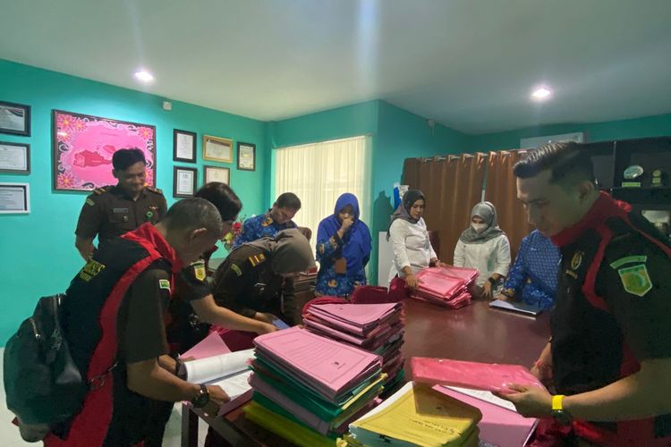 Penggeledahan dokumen dilakukan jaksa di ruangan Direktur RSUD Sumbawa Senin (17/7/2023)