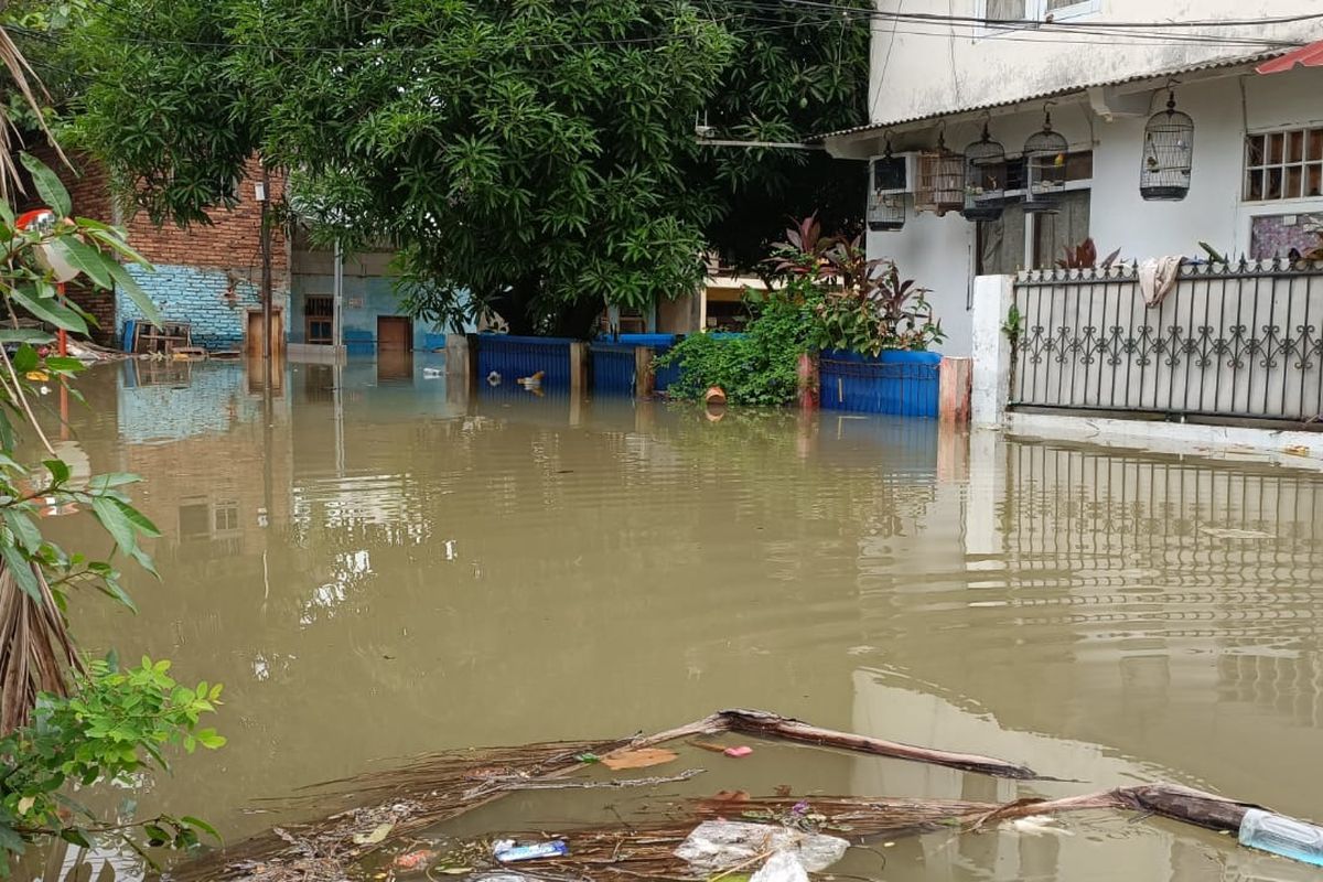 Situasi banjir di Jalan Merah Delima, Bidara Cina, Kecamatan Jatinegara, Jakarta Timur, Senin (10/10/2022). Wilayah tersebut terendam banjir setelah air di Bendungan Katulampa meluap pada Minggu (9/10/2022) malam.