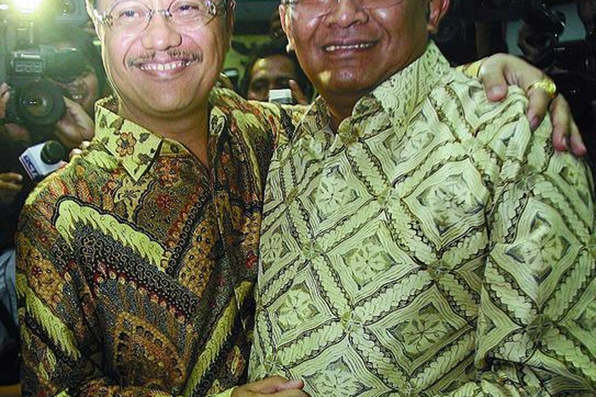 Direktur Utama PLN Fahmi Mochtar (kiri)