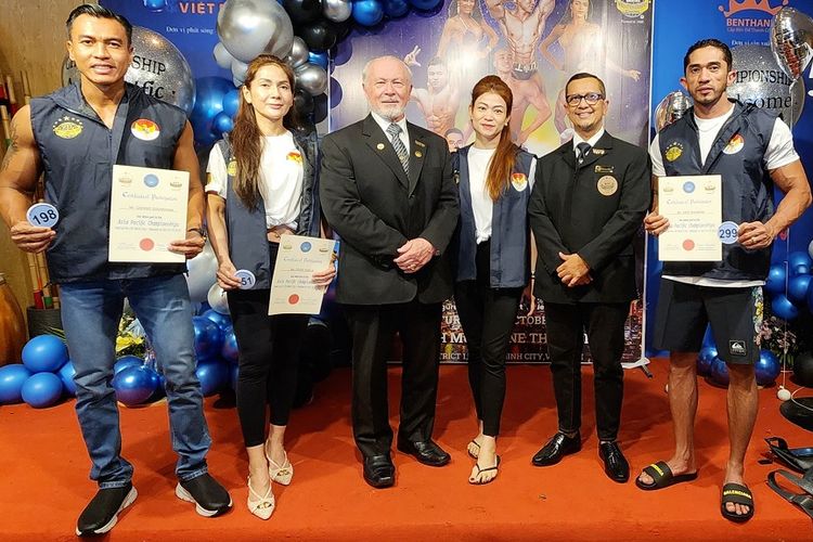 Ketua Perbafi Kemalsyah Nasution (dua dari kanan) bersama atlet Indonesia yang berjuang dalam Kejuaraan WFF Asia Pacific 2022 di Ho Chi Minh City, Vietnam. Mereka berpose bersama WFF World President, Graeme Lancefield (tiga dari kiri). 