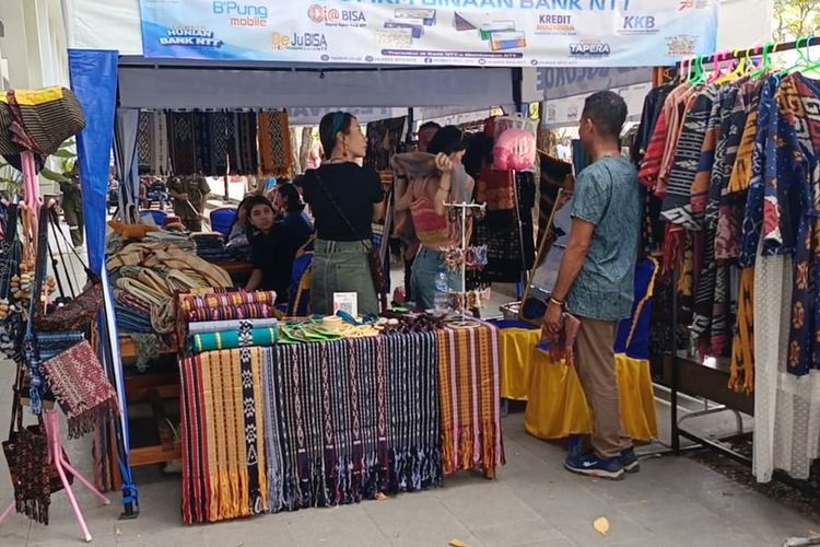 Foto : Para pelaku usaha kecil menengah (UMKM) diberikan kesempatan memamerkan produk-produk saat perhelatan internasional AMMTC ke 17 di Labuan Bajo, Kabupaten Manggarai Barat, NTT. 