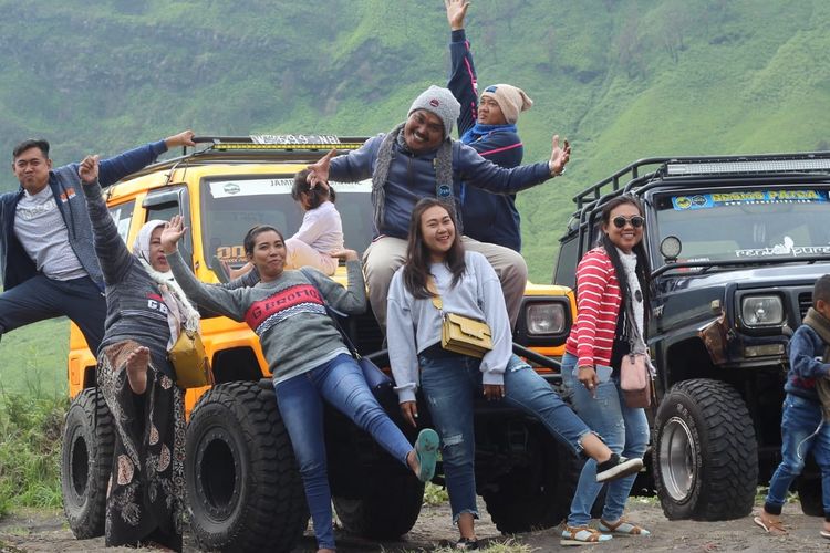 Jip menjadi salah satu pilihan wisatawan Bromo. Foto diambil sebelum pandemi. 