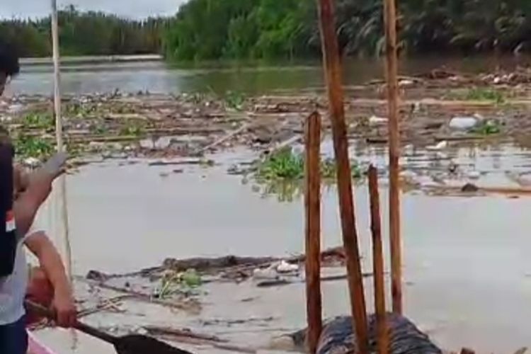 Warga Kabupaten Bone, Sulawesi Selatan digegerkan dengan penemuan mayat wanita yang mengapung di sungai. Kamis, (4/7/2024).