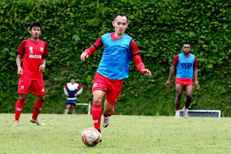 Pemain Madura United, Slamet Nurcahyo menggiring bola saat latihan untuk persiapan Piala Menpora 2021 di Lapangan Agrokusuma Batu, Jawa Timur, Sabtu (27/02/2021) pagi.