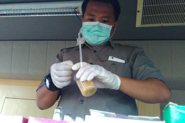 Petugas BBPOM di Mataram melakukan uji sampel dalam sidak makanan takjil, Senin (29/5/2017).