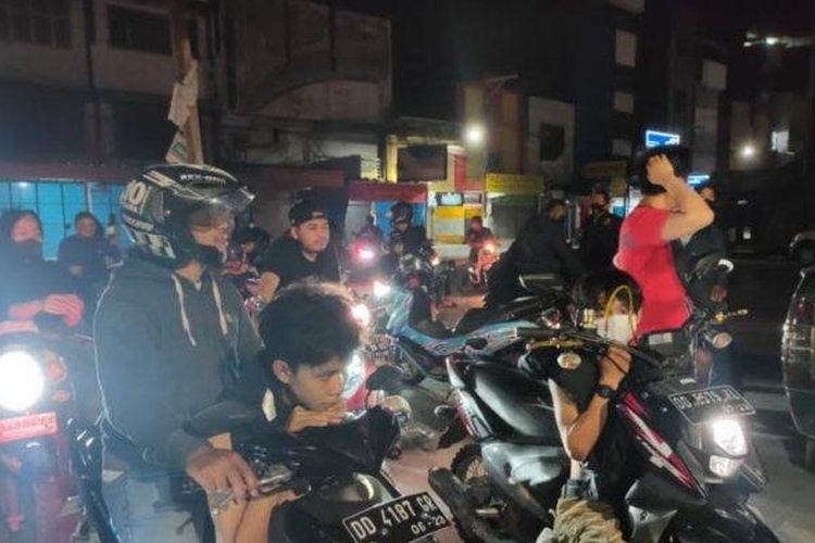 Polisi menggerebek aksi tarung bebas yang berlangsung di kawasan New Makassar Mall atau Pasar Sentral, Jl KH Agus Salim atau Hos Cokroaminoto, Kecamatan Wajo, Kota Makassar, Senin (9/8/2021) dini hari. 



Artikel ini telah tayang di Tribun-Timur.com dengan judul Tarung Bebas Makassar Street Fighter Kembali Digerebek Polisi, 28 Orang Ditangkap, https://makassar.tribunnews.com/2021/08/09/tarung-bebas-makassar-street-fighter-kembali-digerebek-polisi-28-orang-ditangkap?page=all.
Penulis: Muslimin Emba | Editor: Hasriyani Latif
