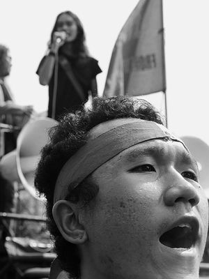 Mahasiswa Universitas Atma Jaya menuntut penuntasan pelanggaran HAM pada aksi unjuk rasa di seberang Istana Negara, Jakarta, Jumat ( 25/9/2015). Para mahasiswa berseru agar pemerintah merealisasikan janji untuk mengambil langkah konkret menuntaskan  pelanggaran HAM yang terjadi 16 tahun lalu pada Tragedi Semanggi II.