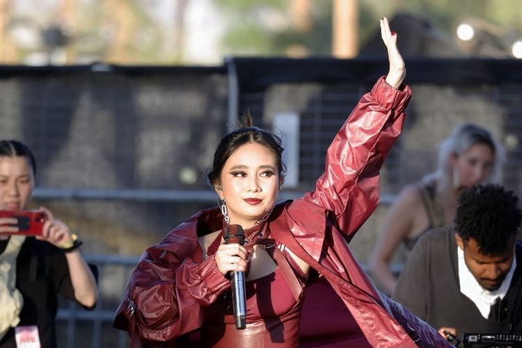 Penyanyi asal Indonesia: NIKI tampil di panggung Outdoor Theatre pada 2022 Coachella Valley Music And Arts Festival, Indio, California, pada 15 April 2022. 