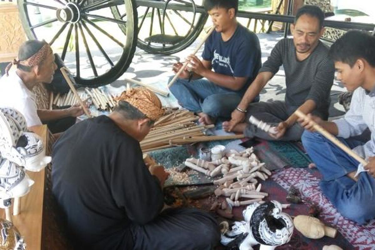 Mulai pagi sampai sore Djani membuat wayang golek di Pendopo Purwakarta.