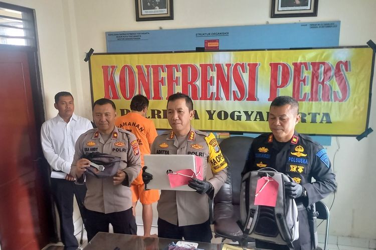 Kapolresta Yogyakarta Aditya Surya Dharma (tengah) saat menunjukkan barang bukti berupa laptop di Polsek Gedongtengen Kota Yogyakarta, Kamis (7/3/2024)