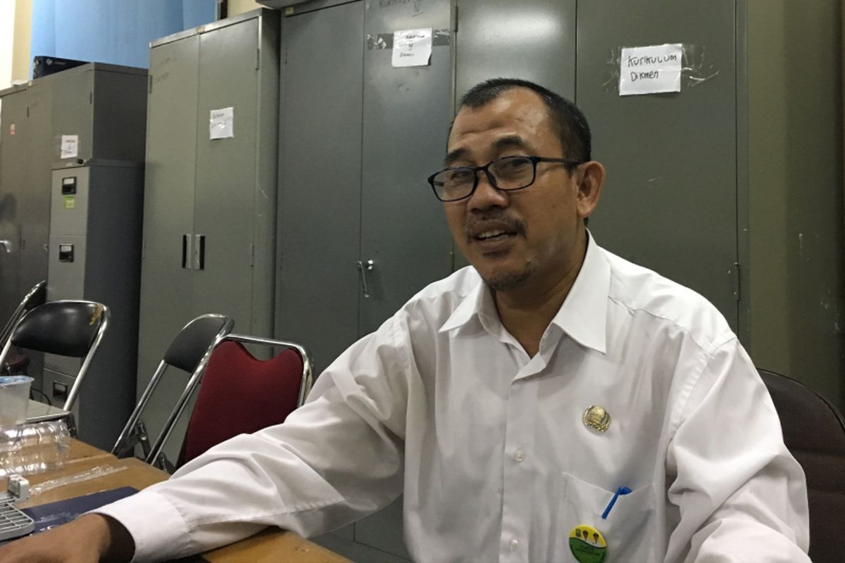 Sekretaris Dinas Pendidikan Kota Bekasi Inayatullah Saat diwawancarai di Bekasi, Rabu (12/7/2017).
