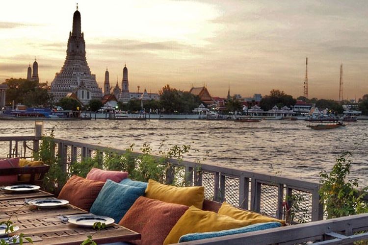 Pemandangan Kuil Wat Arun di Bangkok, Thailand.