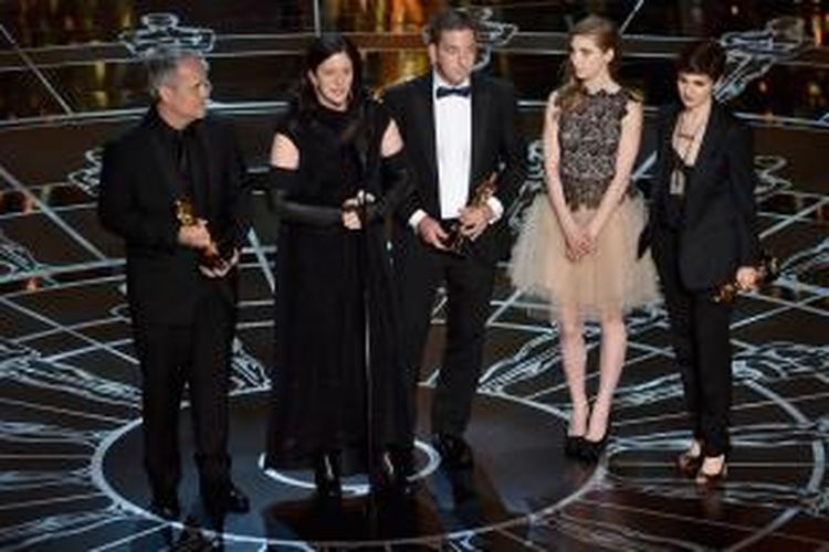 Sutradara Laura Poitras, Dirk Wilutzky, dan jurnalis Glenn Greenwald menerima penghargaan Best Documentary Feature untuk film Citizenfour, dalam Academy Award atau Piala Oscar ke-87 yang digelar di Dolby Theatre, Hollywood, California, Minggu (22/2/2015) waktu setempat.