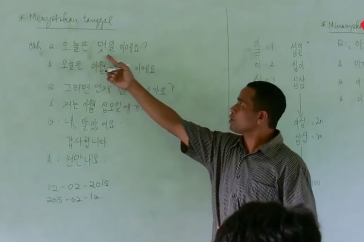 Seorang guru di SMA Negeri 6 Baubau tengah mengajar Bahasa Cia Cia menggunakan huruf hangeul.