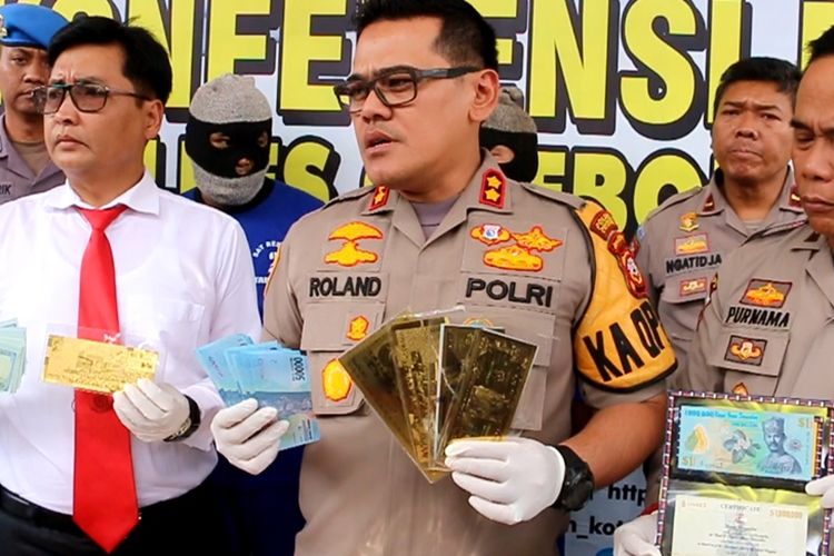 Kapolres Cirebon Kota, AKBP Roland Ronaldy, menunjukan sejumlah uang palsu dalam dan luar negeri di Kantor Polres Cirebon Kota, Senin (7/10/2019). Polisi juga mengamankan sejumlah master atau cetakan uang palsu dari dua tangan pelaku tersebut.