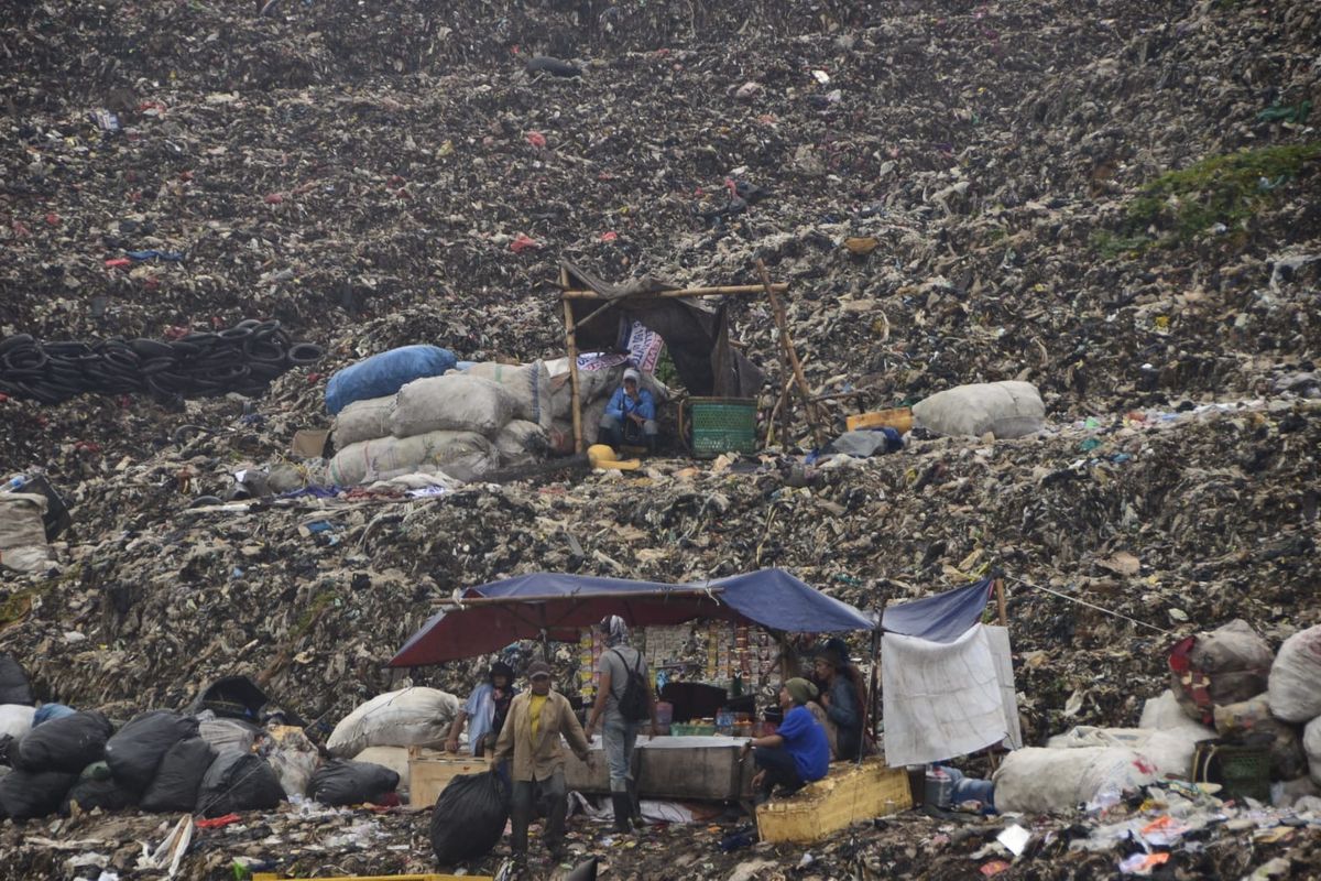 Seorang pemulung berjalan di hamparan sampah TPA Sumurbatu, Bantargebang, Kota Bekasi, Jawa Barat.