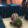 Beli Ponsel Curian, Nurhayati Sujud Syukur Saat Dibebaskan dengan 
