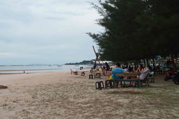 Suasana Pantai Pasir Padi, Pangkalpinang, Rabu (4/5/2022).
