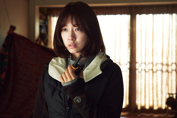 Park Shin Hye berperan sebagai Yoo Bin, dalam film zombie thriller #Alive (2020).