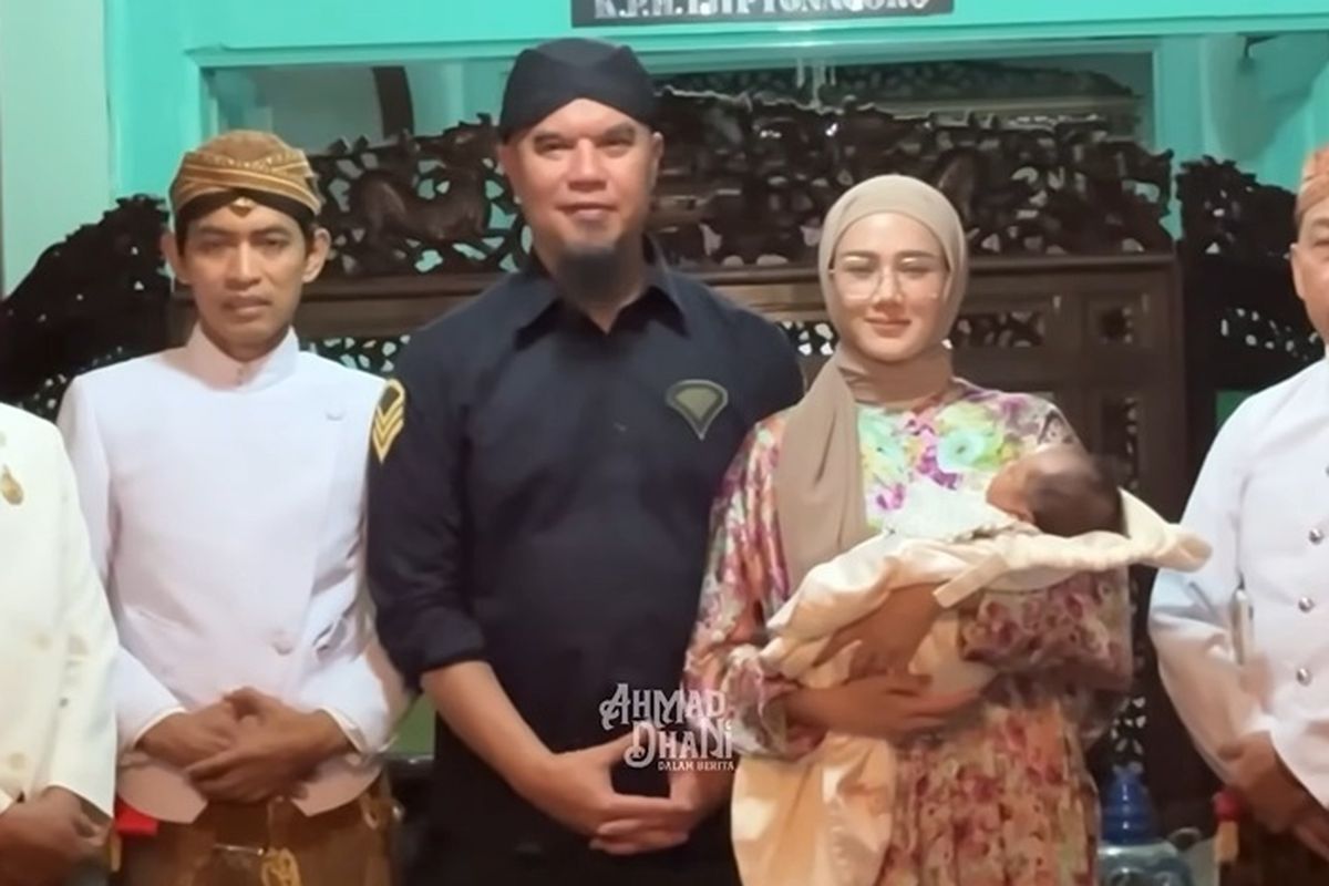 Ahmad Dhani dan Mulan Jameela bersama tamu undangan saat menggelar acara akikah Siti Aminah, seorang bayi perempuan yang mereka adopsi sejak Juli 2025 di Solo. 
