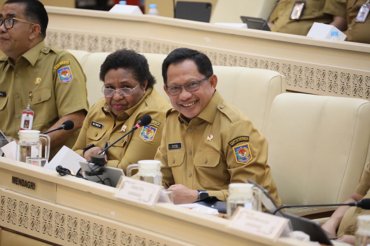 Menteri Dalam Negeri (Mendagri) Muhammad Tito Karnavian dalam Rapat Kerja dan Rapat Dengar Pendapat (RDP) pembahasan terkait Otsus Papua, Otsus Aceh, dan Keistimewaan DIY di Ruang Rapat Komisi II DPR RI, Kompleks Parlemen, Senayan, Jakarta, Senin (13/4/2026).
