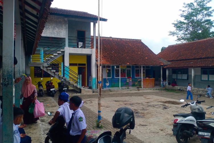 Suasana Mts Al Irsyad Karangpawitan Garut tempat sekolah Zulfa, siswi yang viral sekolah sambil asuh adiknya, Selasa (28/10/2025)