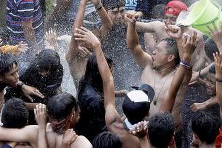 Warga Kampung Cibiru Tonggoh, Kabupaten Bandung, Jawa Barat, melakukan Hajat Lembur Perang Cai di kampung mereka, Minggu (20/9/2015). Acara ini merupakan bentuk ungkapan rasa syukur mereka atas terjaganya mata air yang memenuhi kebutuhan warga meskipun kemarau panjang.