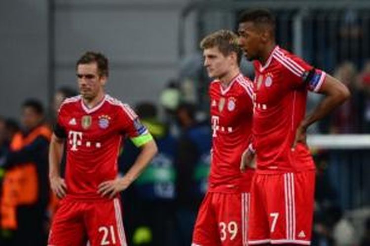 Tiga pemain Bayern Muenchen (dari kiri ke kanan), Philipp Lahm, Toni Kroos, dan Jerome Boateng, meratapi kekalahan timnya dari Real Madrid, 0-4, pada semifinal leg kedua Liga Champions di Allianz Arena, Selasa (29/4/2014).