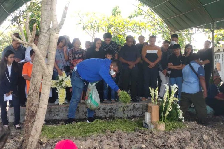 Jenazah ABK (16) putri Penjabat Gubernur Papua Pegunungan, Nikolaus Kondomo dikebumikan di pemakaman Desa Jatiharjo, Kecamatan Pulokulon, Kabupaten Grobogan, Jawa Tengah, Sabtu (20/5/2023) siang. 