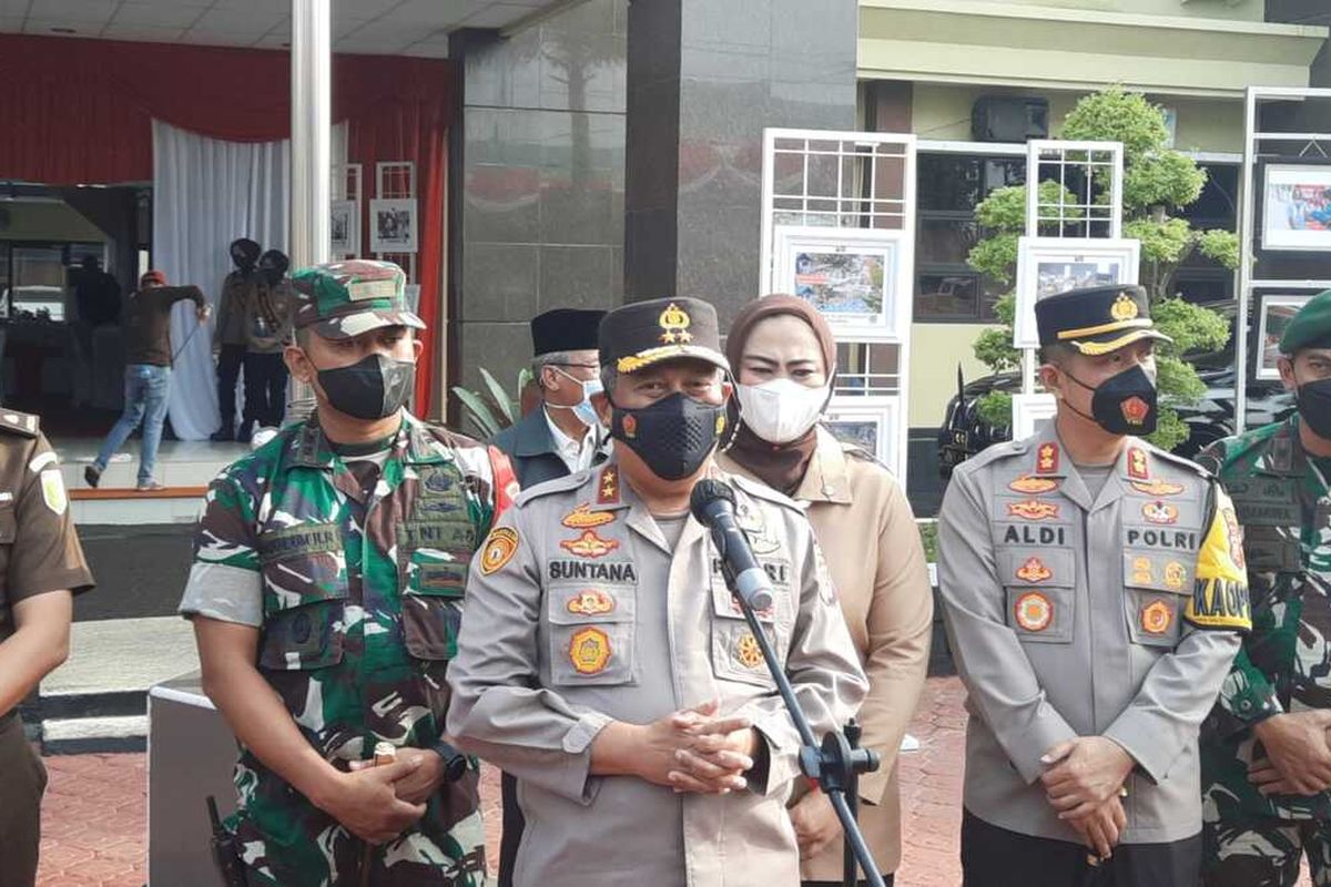 Kepala Kepolisian Daerah (Kapolda) Jabar Inspektur Jenderal (Irjen) Suntana saat kegiatan akselerasi vaksinasi nasional dan kegiatan baksos di Mapolres Karawang, Rabu (15/12/2021).