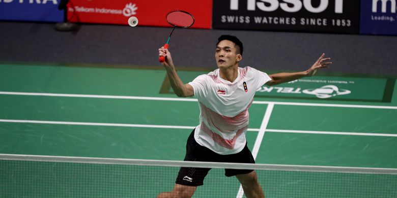 Tunggal putra Indonesia, Jonatan Christie, bertanding dengan wakil Taiwan Chou Tien Chen pada partai final nomor perseorangan bulu tangkis Asian Games 2018 di Istora Senayan, Jakarta, Selasa (28/8/2018). Jonatan berhasil menyabet medali emas.