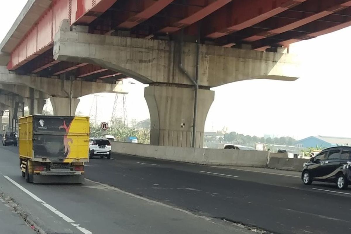 Perbaikan jembatan di Jalan Tol Jakarta-Cikampek