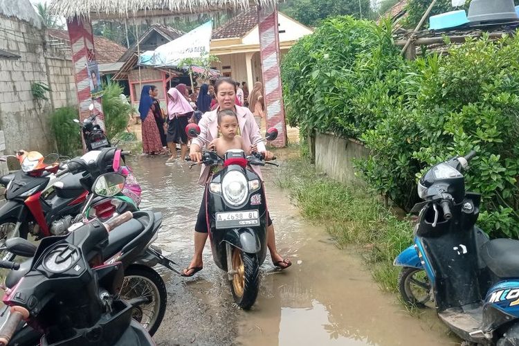 Banjir di Kabupaten Lebak, Provinsi Banten, Jumat (3/5/2024) sudah surut setelah debit Sungai Cibereum menurun sehingga warga membersihkan rumah masing-masing dari lumpur dan sampah. 