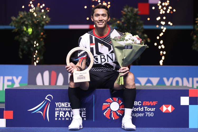 Jonatan Christie menjadi juara French Open 2023 setelah mengalahkan Li Shi Feng (China) di Glaz Arena, Rennes, Perancis, Minggu (29/10/2023). 