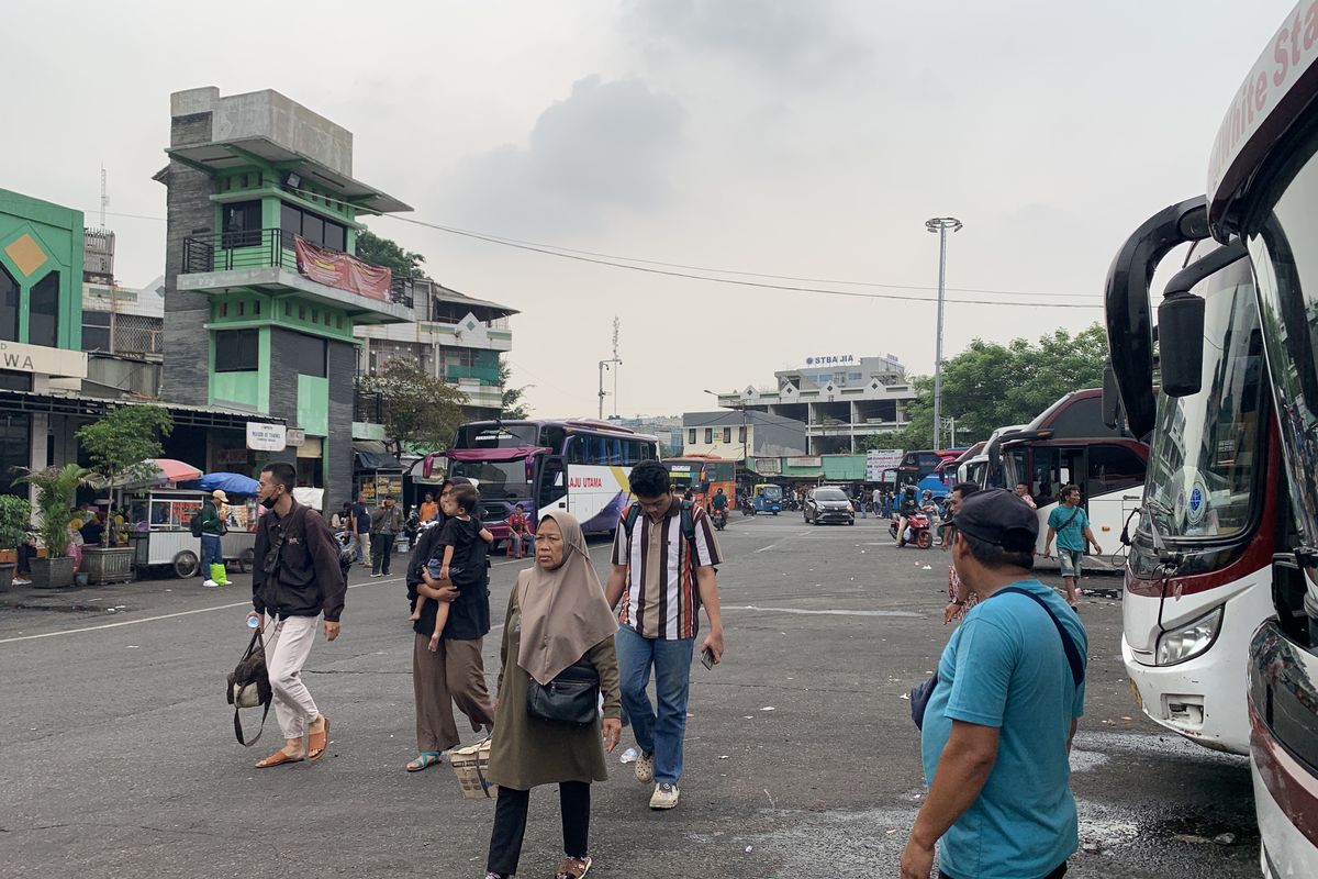 Situasi Terminal Bekasi Kota pada momen libur Natal 2023 dan Tahun Baru 2023, Selasa (26/12/2023). Dari 19-25 Desember, sebanyak 5.206 penumpang telah berangkat dari terminal ini.