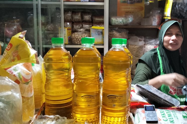 MinyaKita yang dijual oleh salah satu pedagang Pasar Bunder, Sragen, Selasa (11/3/2025).