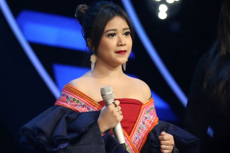 Finalis Jodie saat tampil dalam acara Indonesian Idol 2018 di Studio 11, MNC Studios, Kebon Jeruk, Jakarta Barat, Selasa (13/2/2018). Sejumlah kontestan tampil berkolaborasi saat memasuki Top 10 Indonesian Idol 2018.