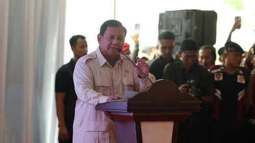Prabowo Kunjungi PWI, Gibran Berdinas di Solo
