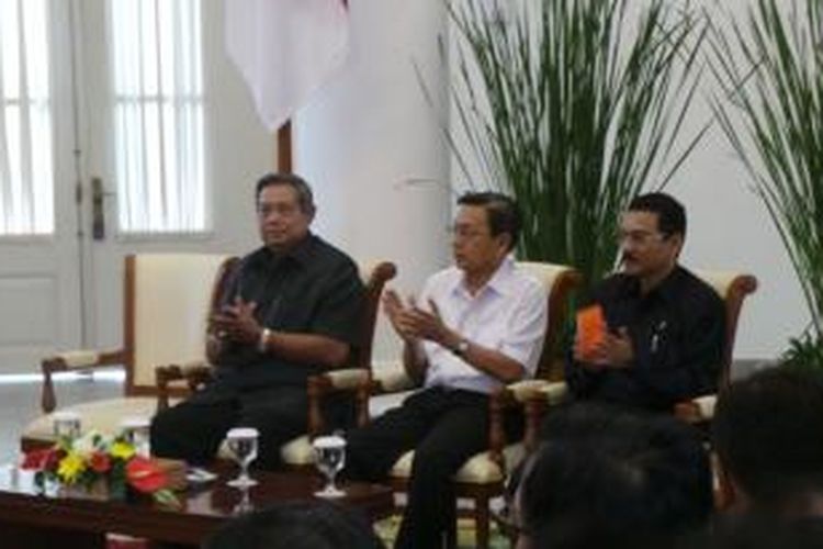 Presiden Susilo Bambang Yudhoyono, Wakil Presiden Boediono, dan Menteri Dalam Negeri Gamawan Fauzi, Selasa (18/1/2014), di Istana Bogor, Jawa Barat.