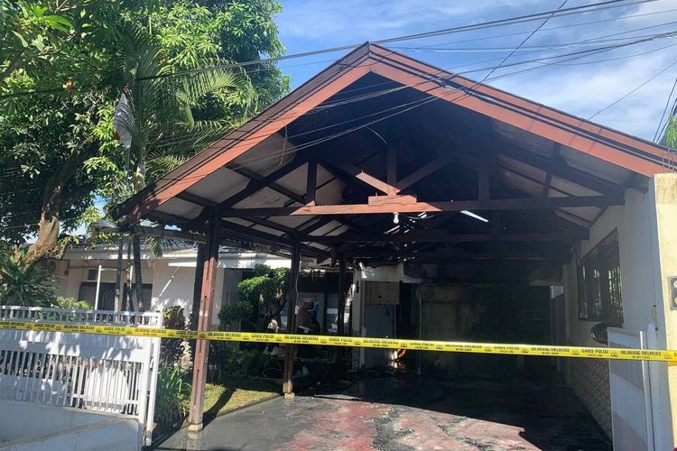 Kondisi rumah salah satu pejabat polisi yang hangus terbakar di komplek asrama Brimob Batalyon A Jalan Sultan Alauddin, Kecamatan Tamalate, Kota Makassar, Sulawesi Selatan (Sulsel), pada Senin (11/9/2023)