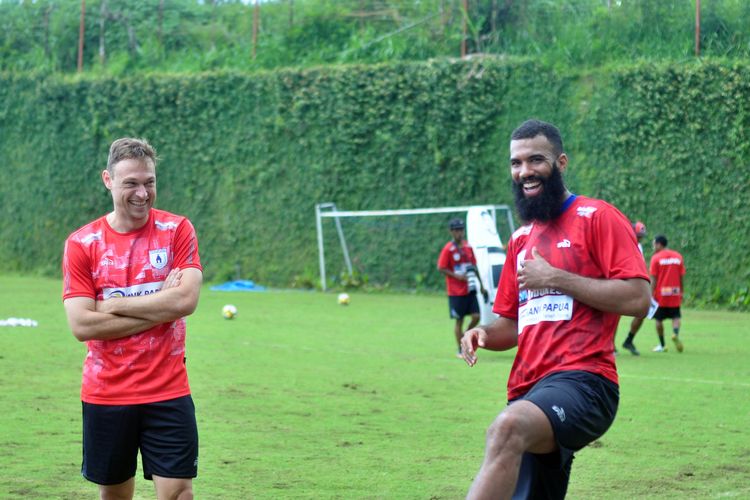 Pemain asing Persipura Jayapura untuk musim 2020, Sylvano Comvalius (kanan).