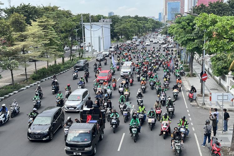 Demo Ojol di Surabaya Berakhir Damai, Massa Bubar Usai Dijanjikan Perda soal Potongan Tarif
