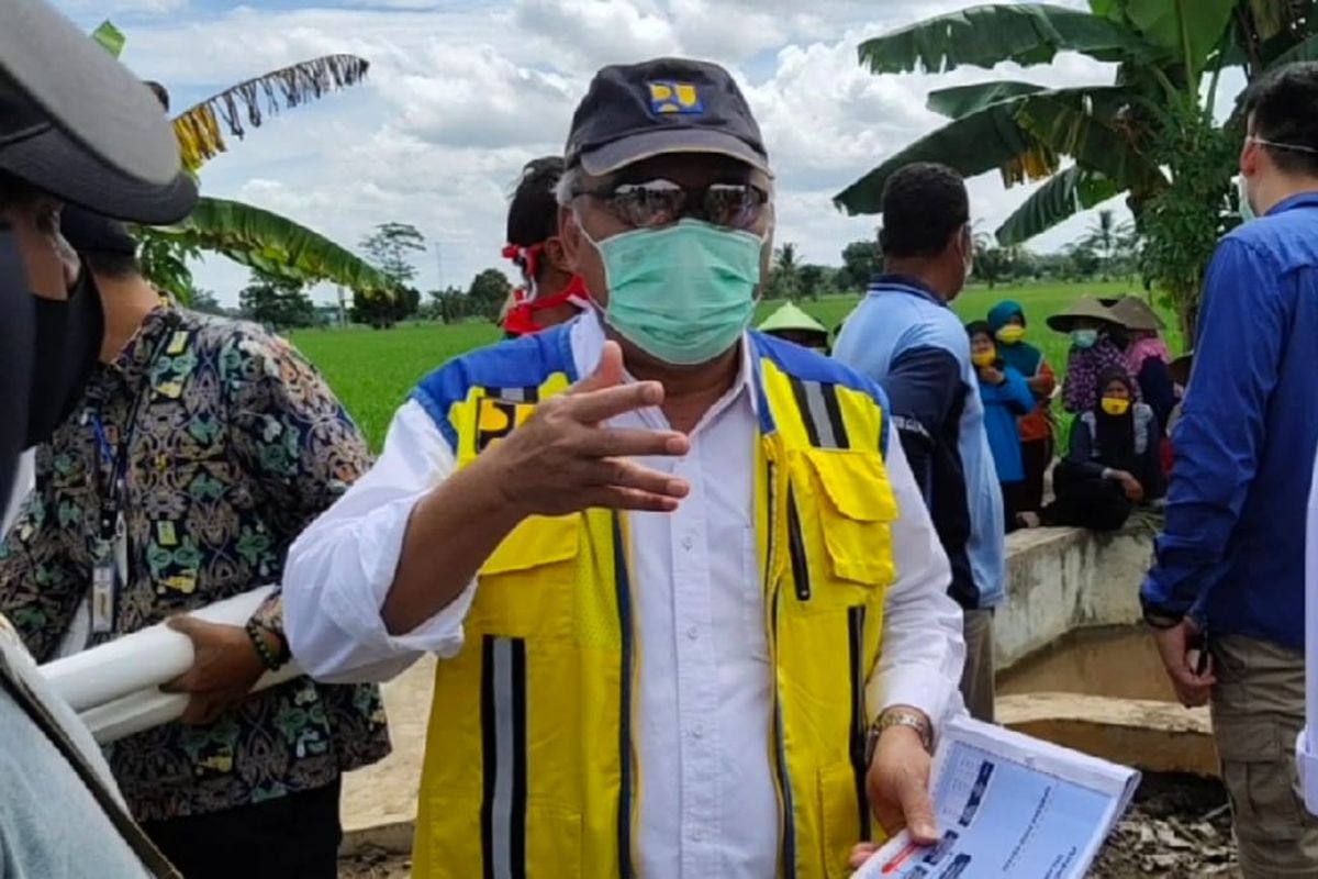 Menteri PUPR Basuki Hadimuljono meninjau salah satu lokasi rehabilitasi Daerah Irigasi (DI) Rawa Belanti di Kabupaten Pulang Pisau, Kalteng, Rabu (8/7/2020). 